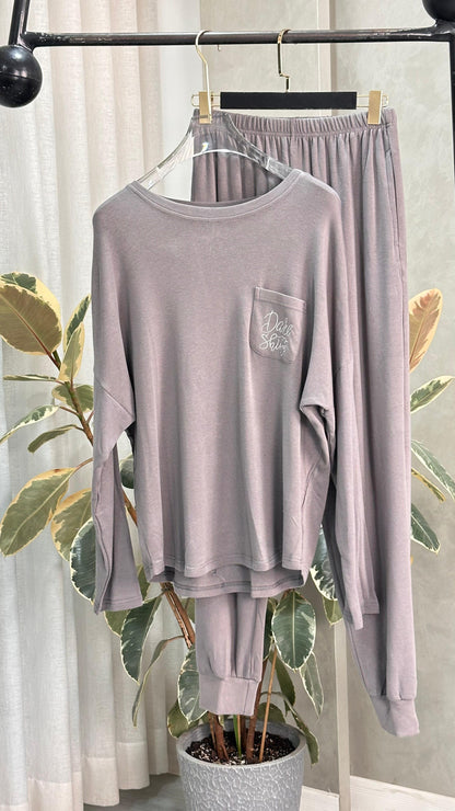 بيجامة نسائي ياقة بقصة دائرية