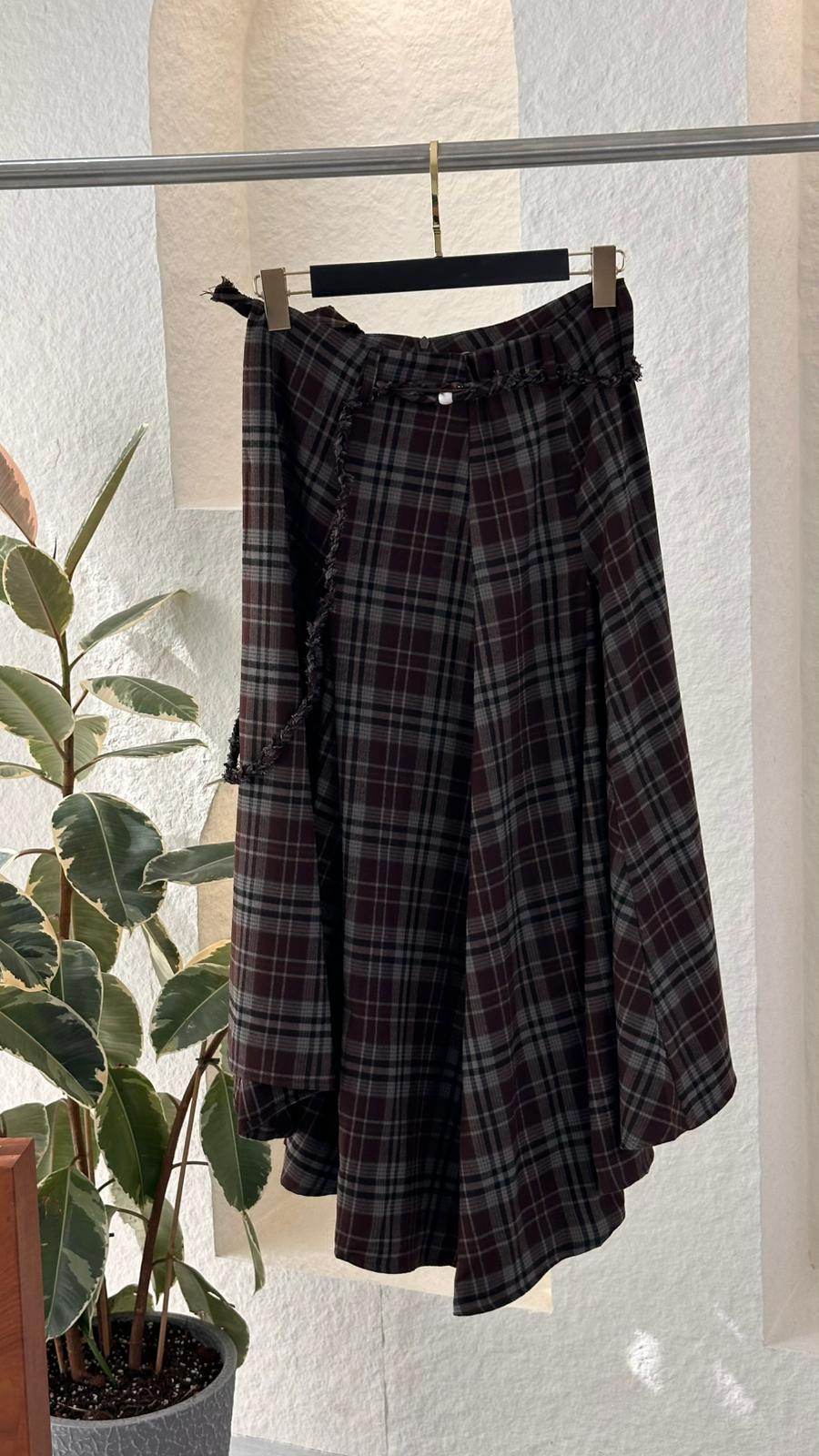 تنورة نسائي بثنايا انسيابية