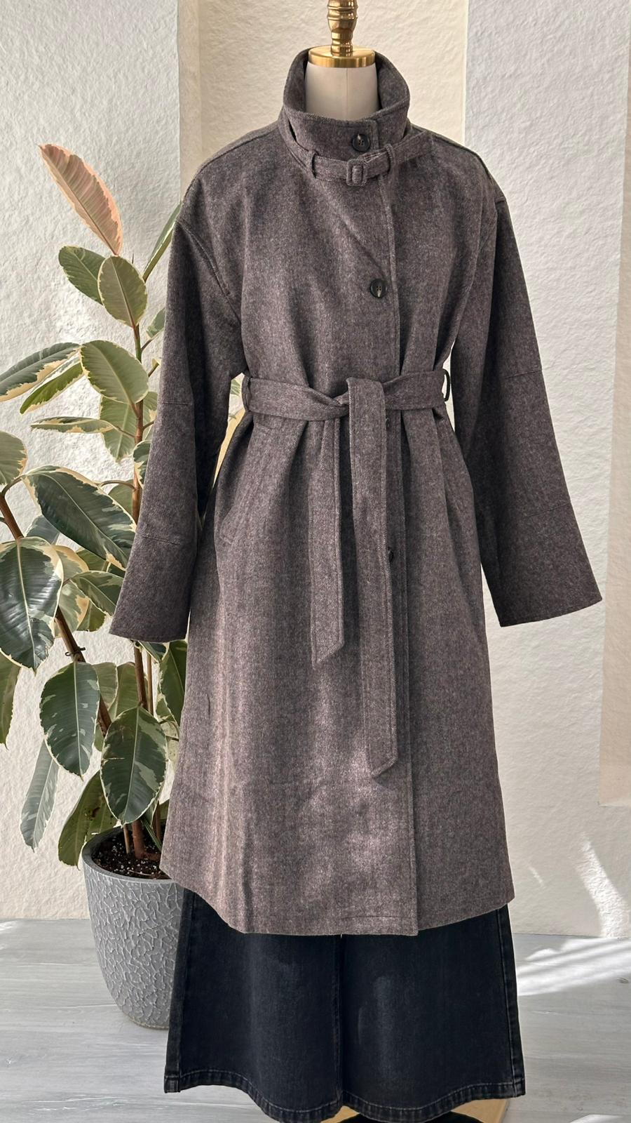 جاكيت جوخ نسائي مغلق بأناقة