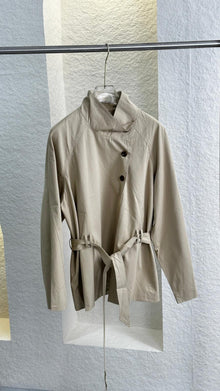 جاكيت نسائي محدد الخصر