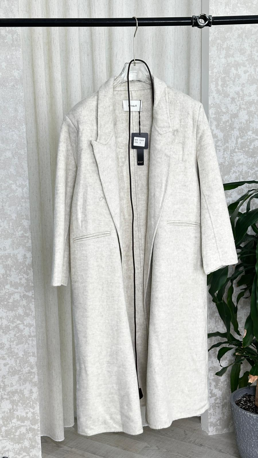 جاكيت نسائي مغلق بشكل مستقيم