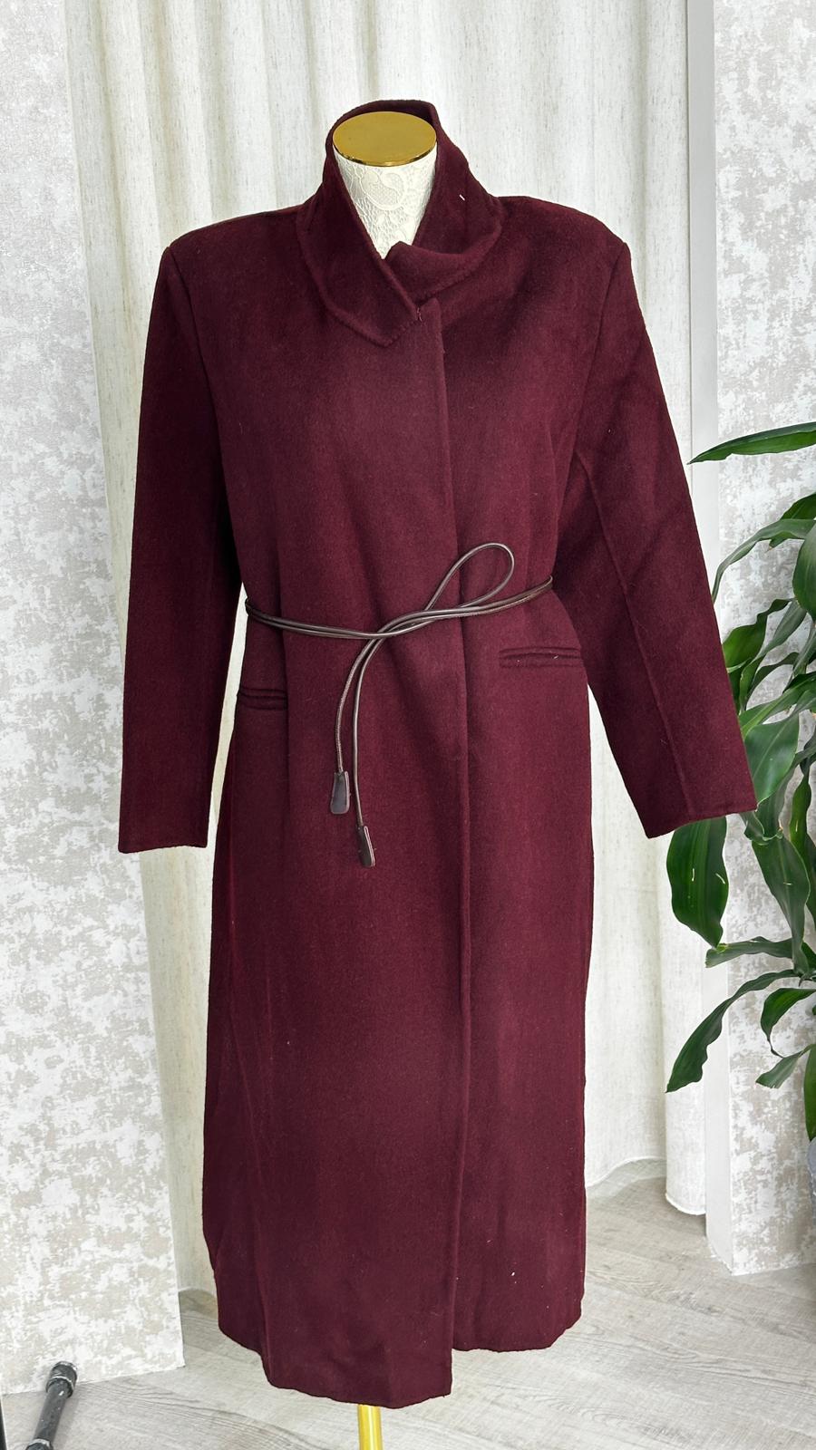 جاكيت نسائي مغلق بشكل مستقيم