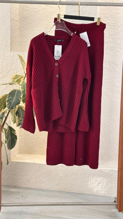 Vبدلة نسائي برقبة