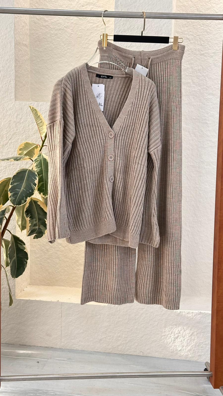 Vبدلة نسائي برقبة