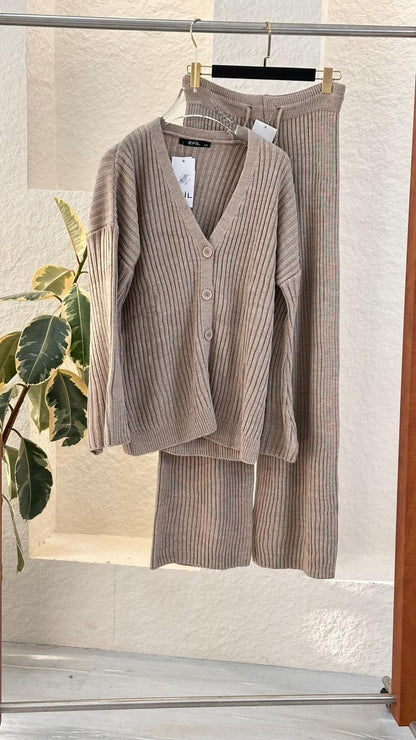 Vبدلة نسائي برقبة