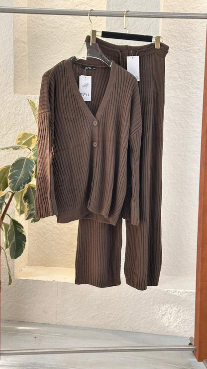 Vبدلة نسائي برقبة