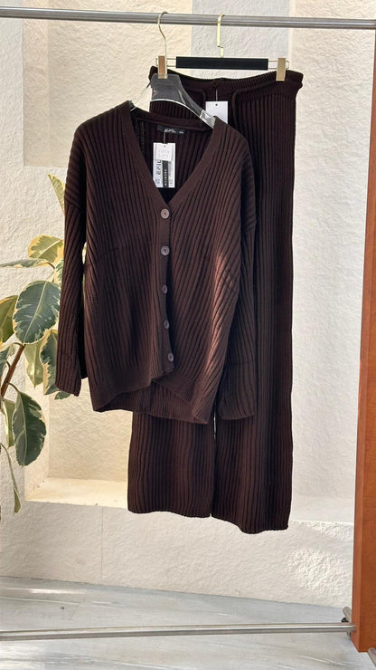 Vبدلة نسائي برقبة