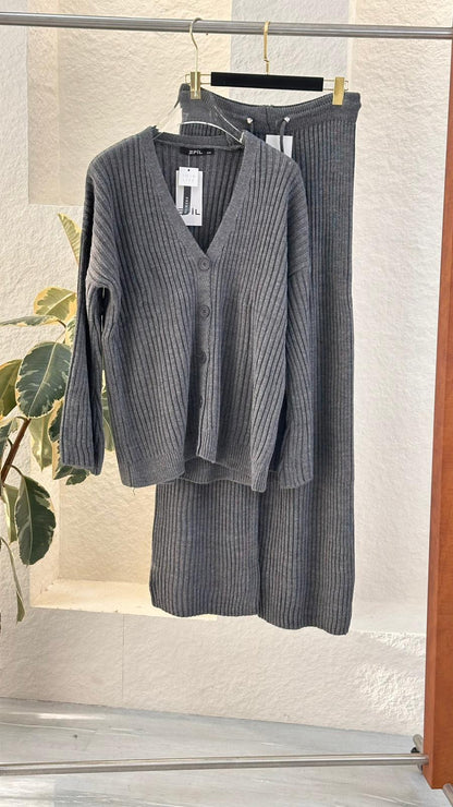 Vبدلة نسائي برقبة