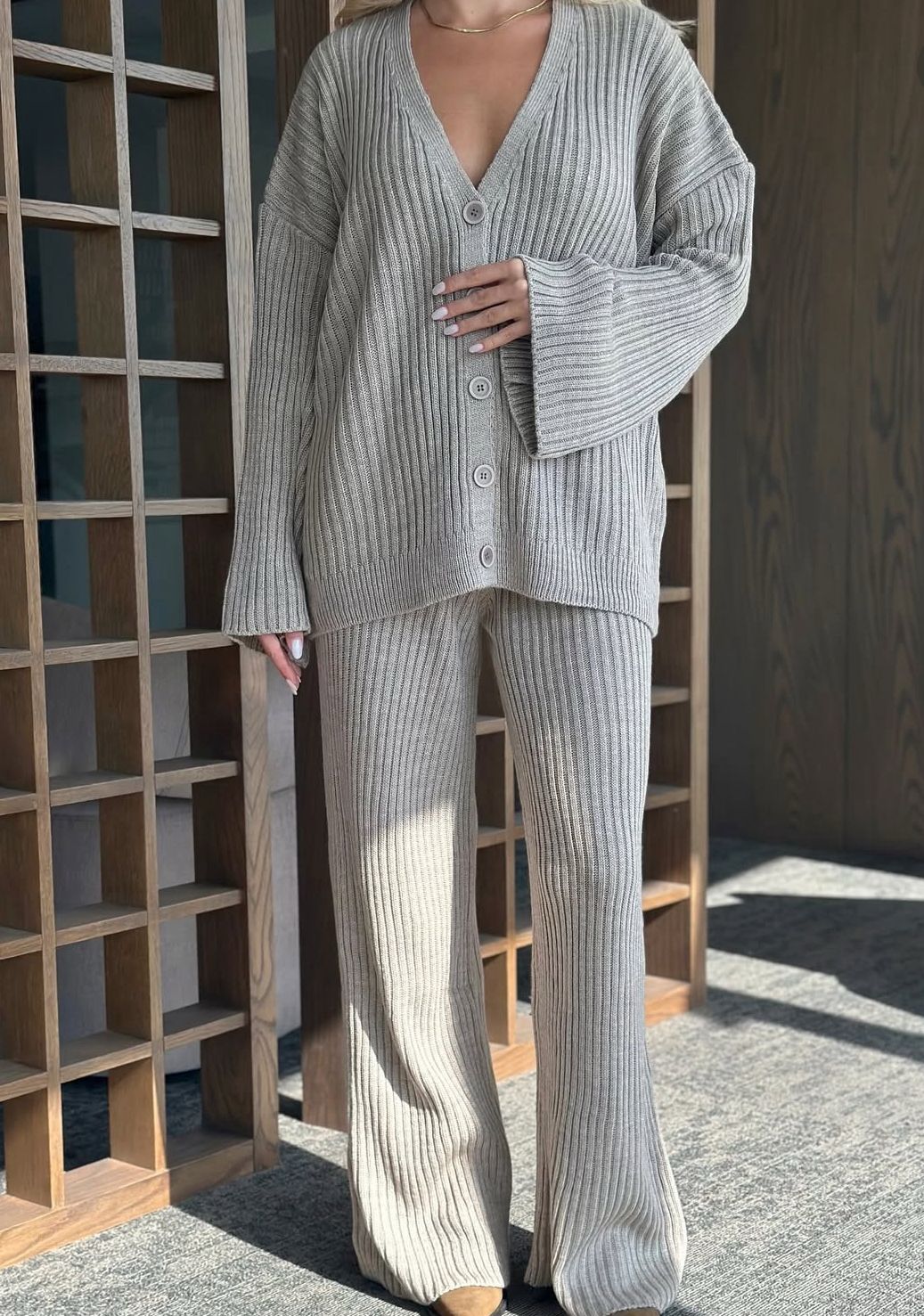 Vبدلة نسائي برقبة