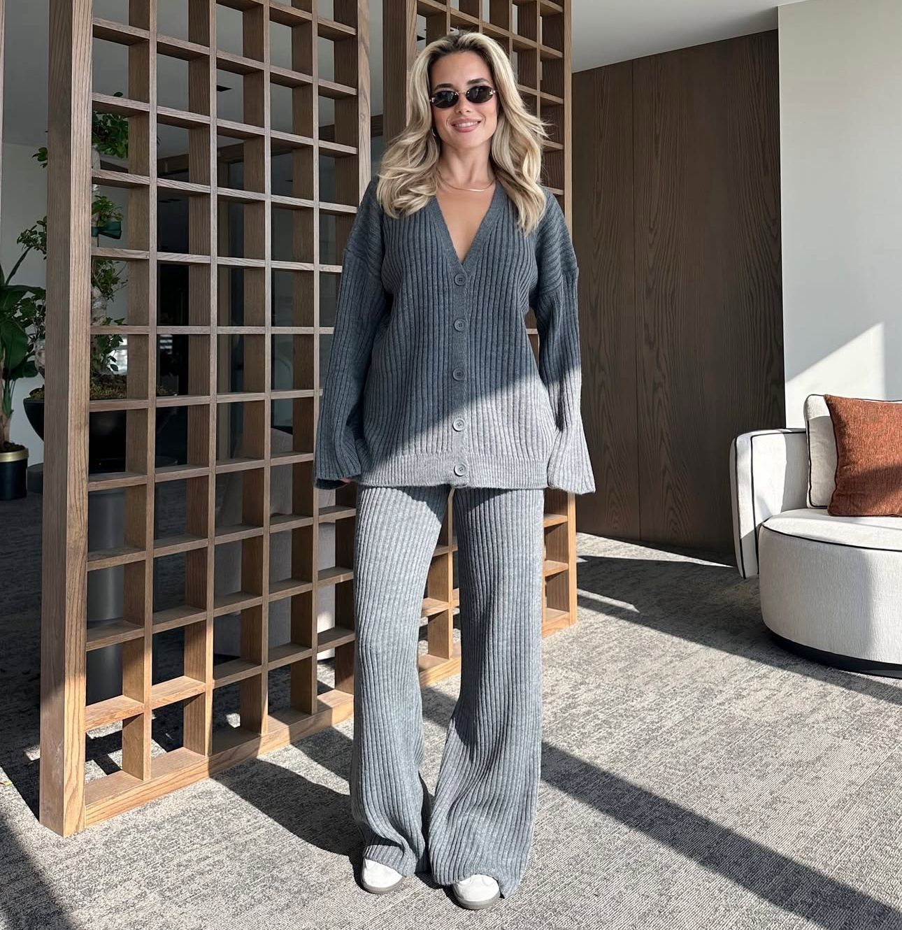 Vبدلة نسائي برقبة