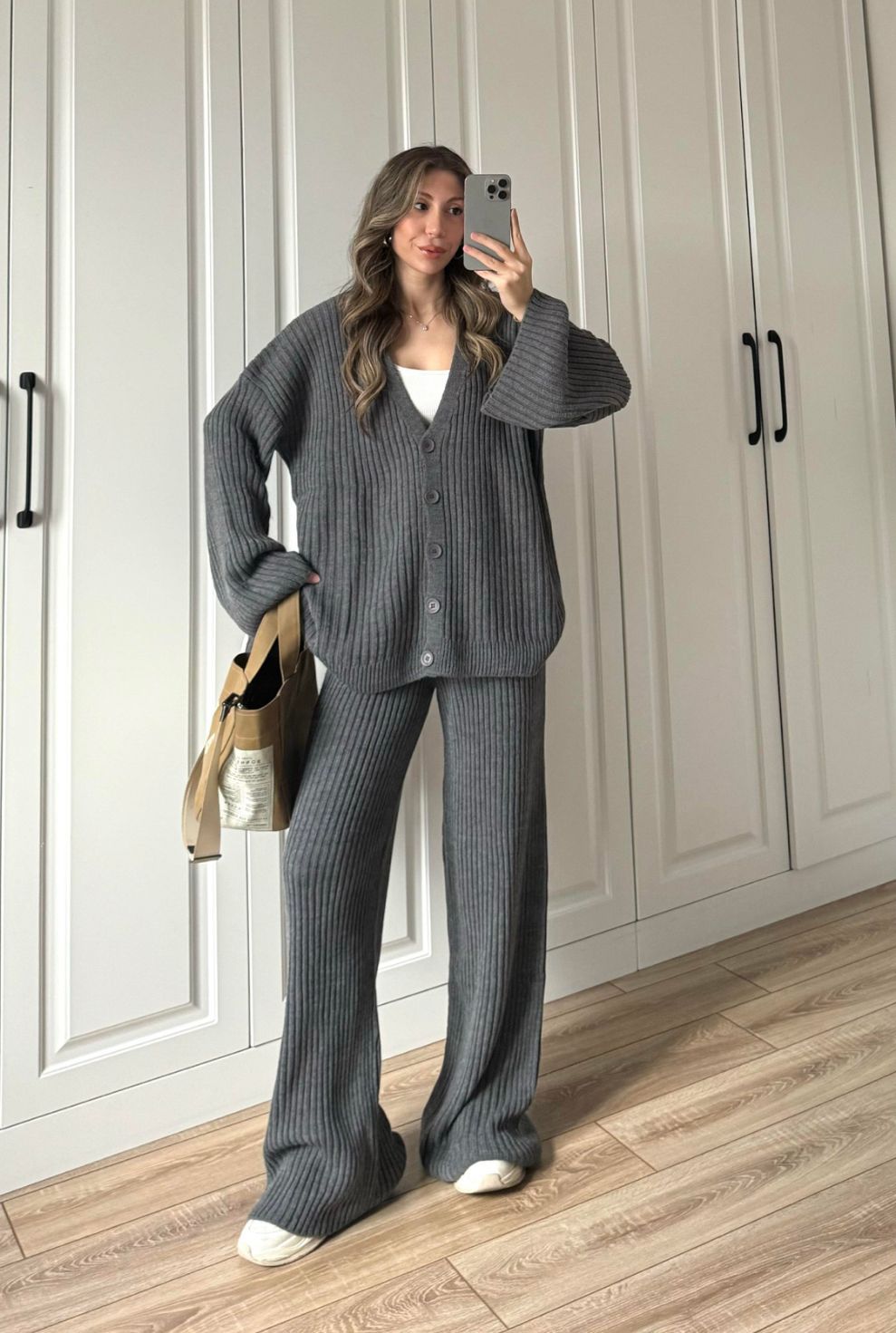 Vبدلة نسائي برقبة