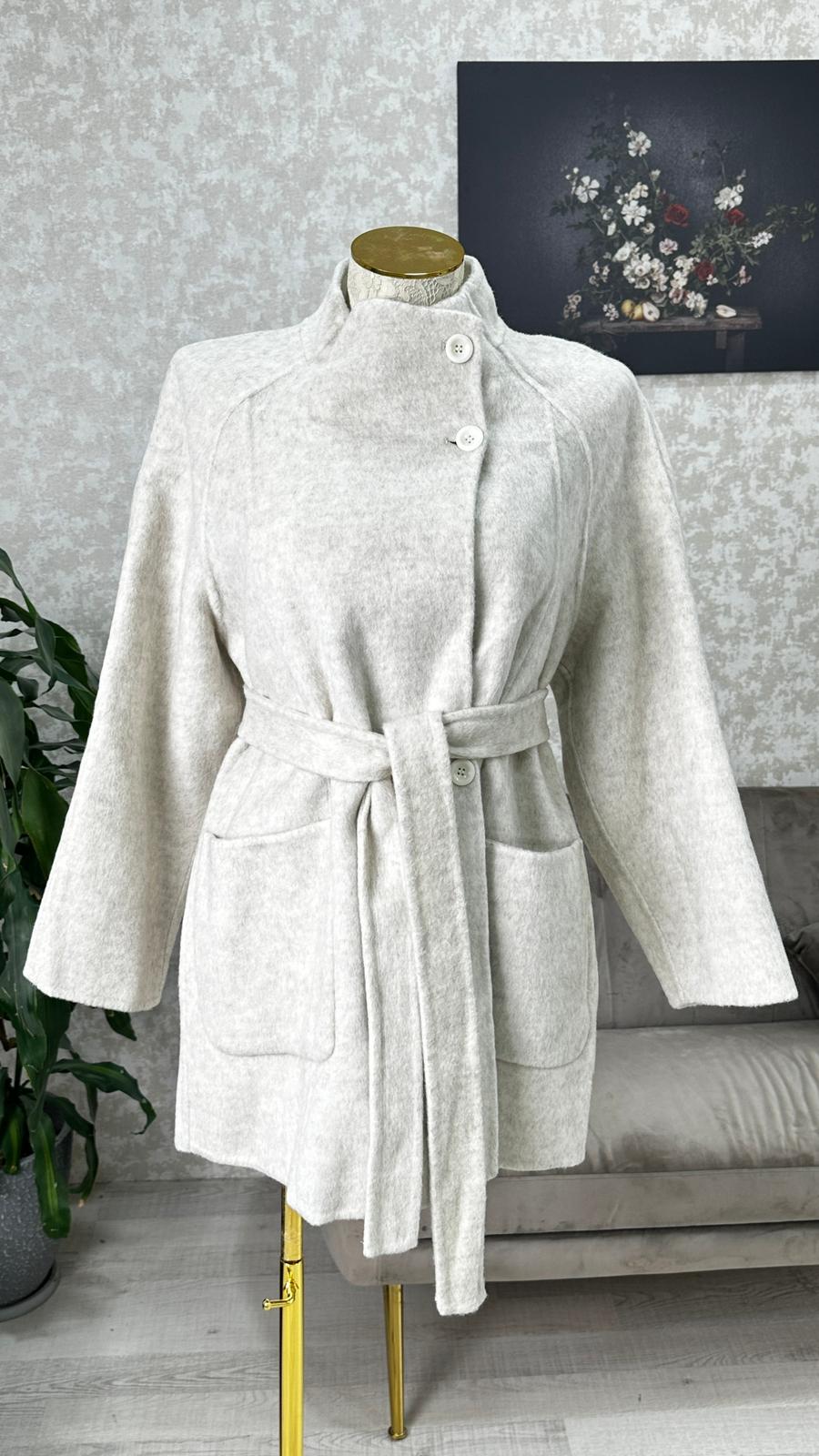 جاكيت نسائي قصير