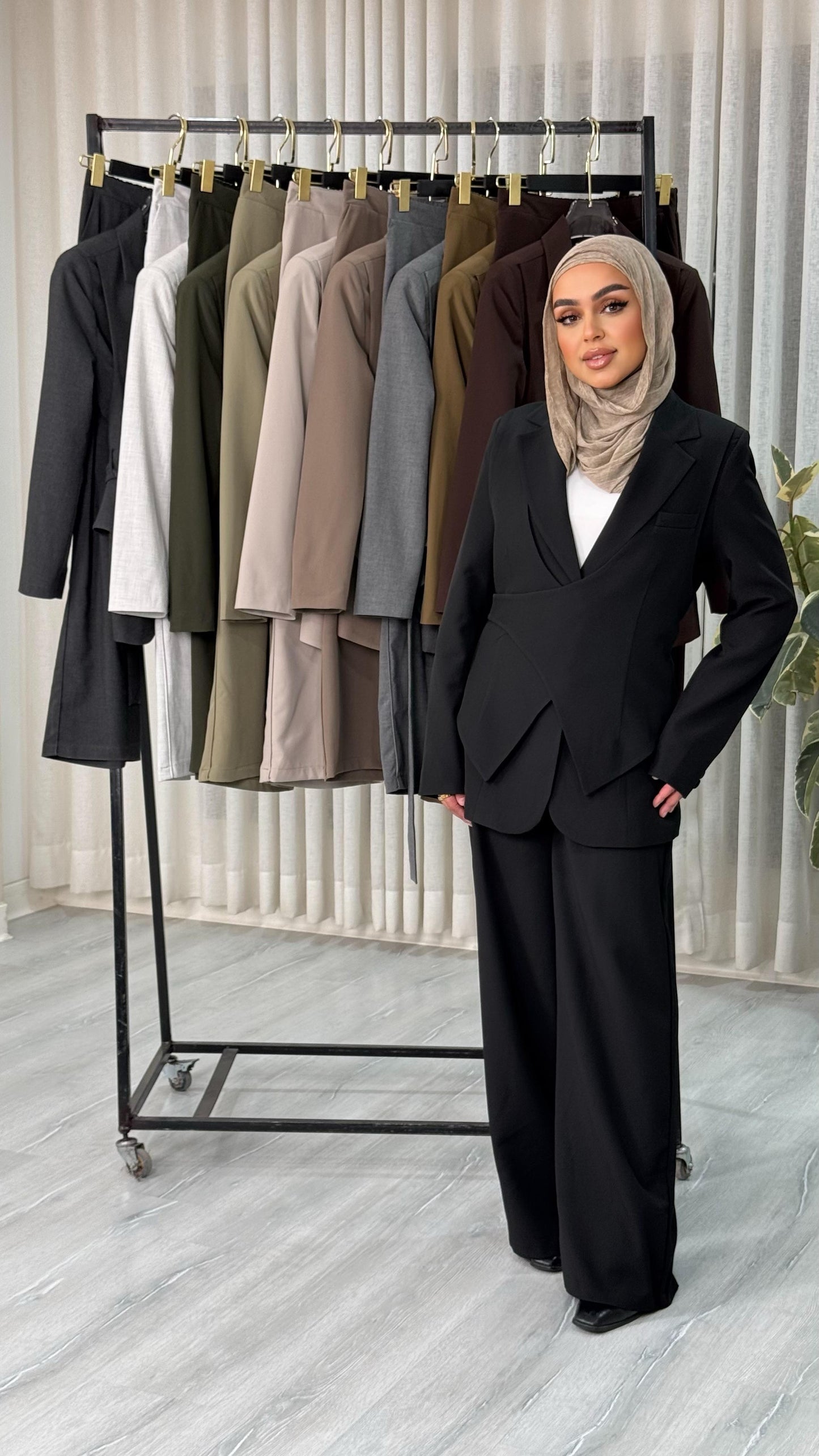 بدلة نسائى بقصة انثوية