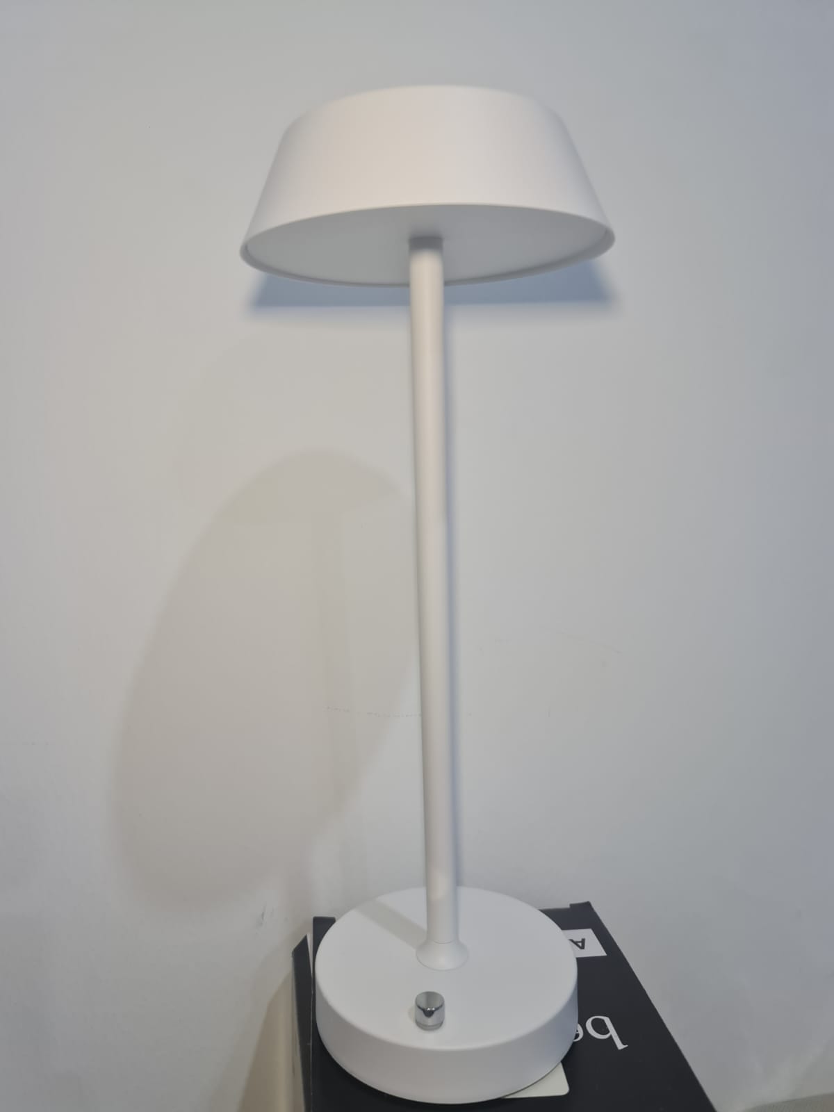 مصباح طاولة معدني قابل للشحن