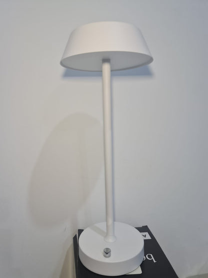 مصباح طاولة معدني قابل للشحن