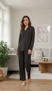 بيجامة نسائي مقلم