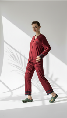 بيجامة نسائي باطراف محددة بالاسود