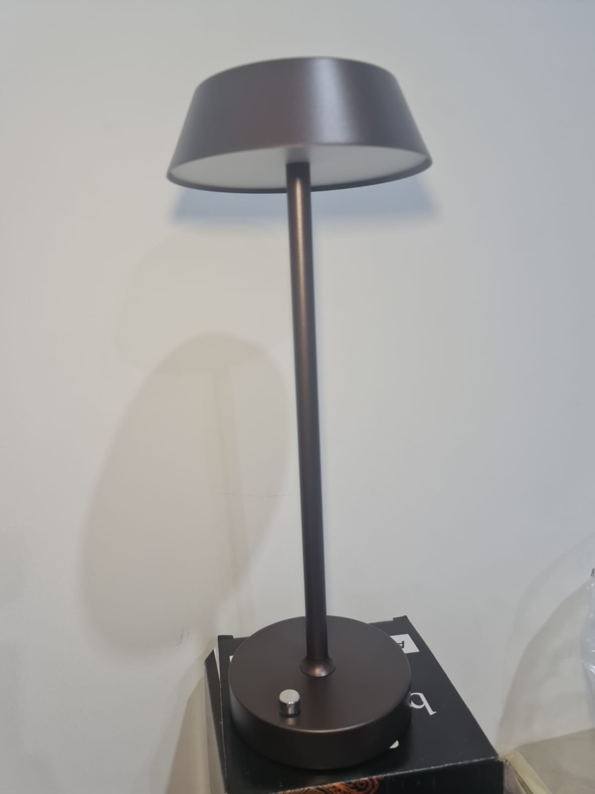 مصباح طاولة معدني قابل للشحن