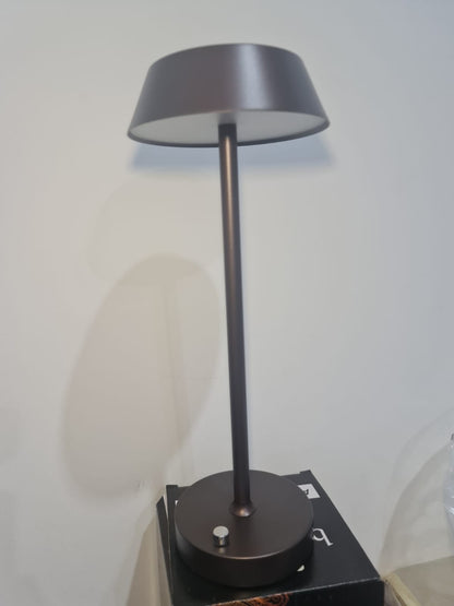 مصباح طاولة معدني قابل للشحن