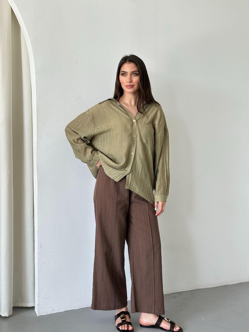 قميص نسائي بياقة مفتوحة