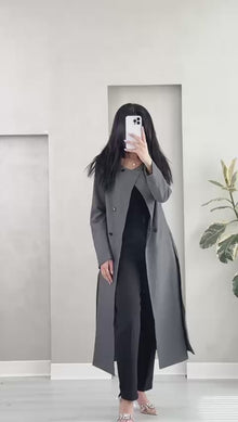 جاكيت نسائي بصف أزرار مزدوج وقصة واسعة