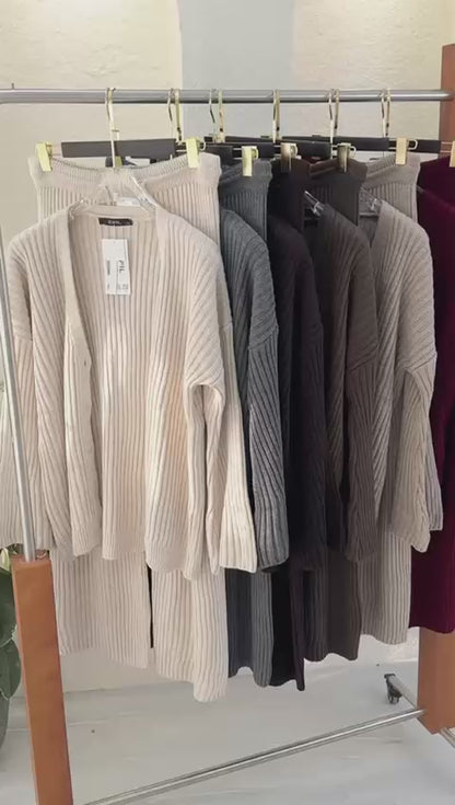 Vبدلة نسائي برقبة