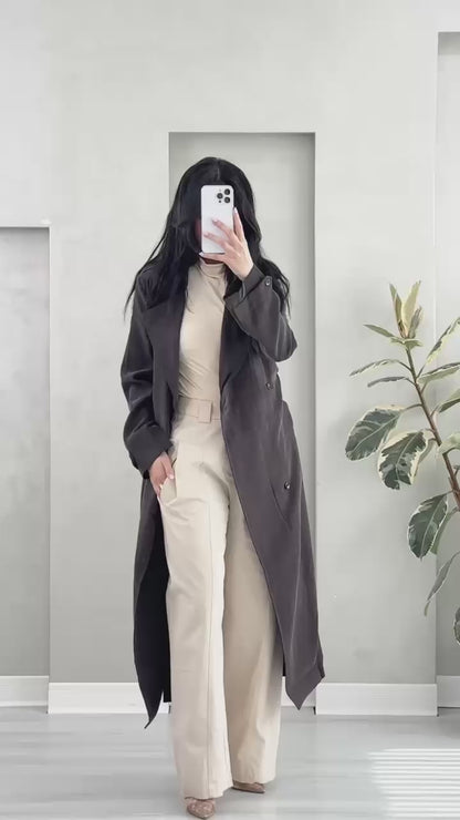 معطف أنيق بقصة عصرية محددة