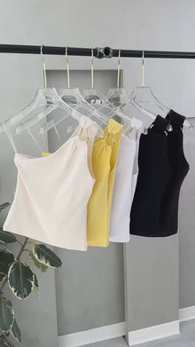 توب نسائي بكتف واحد