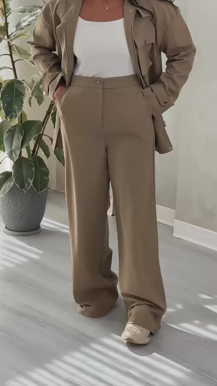 بدلة نسائي بجيوب